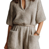 Isa - Casual Ανοιχτό Καφέ Oversize Romper με Όρθιο Γιακά, Λαιμόκοψη V, Κοντό Μανίκι, Ζώνη, Εξωτερικές Τσέπες και Χνουδωτή Πλέξη (Casual Light Brown Stand Collar V-Neck Short Sleeve Belted Patch Pockets Oversize Fuzzy Knit Romper)