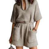 Isa - Casual Ανοιχτό Καφέ Oversize Romper με Όρθιο Γιακά, Λαιμόκοψη V, Κοντό Μανίκι, Ζώνη, Εξωτερικές Τσέπες και Χνουδωτή Πλέξη (Casual Light Brown Stand Collar V-Neck Short Sleeve Belted Patch Pockets Oversize Fuzzy Knit Romper)