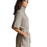 Isa - Casual Ανοιχτό Καφέ Oversize Romper με Όρθιο Γιακά, Λαιμόκοψη V, Κοντό Μανίκι, Ζώνη, Εξωτερικές Τσέπες και Χνουδωτή Πλέξη (Casual Light Brown Stand Collar V-Neck Short Sleeve Belted Patch Pockets Oversize Fuzzy Knit Romper)
