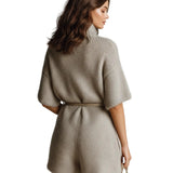 Isa - Casual Ανοιχτό Καφέ Oversize Romper με Όρθιο Γιακά, Λαιμόκοψη V, Κοντό Μανίκι, Ζώνη, Εξωτερικές Τσέπες και Χνουδωτή Πλέξη (Casual Light Brown Stand Collar V-Neck Short Sleeve Belted Patch Pockets Oversize Fuzzy Knit Romper)