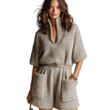 Isa - Casual Ανοιχτό Καφέ Oversize Romper με Όρθιο Γιακά, Λαιμόκοψη V, Κοντό Μανίκι, Ζώνη, Εξωτερικές Τσέπες και Χνουδωτή Πλέξη (Casual Light Brown Stand Collar V-Neck Short Sleeve Belted Patch Pockets Oversize Fuzzy Knit Romper)